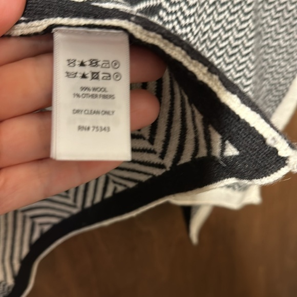 Adrienne Vittadini Wool Blanket/Travel Wrap - Picture 6 of 6